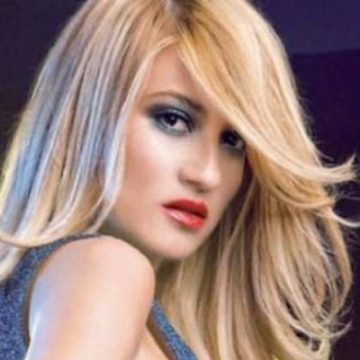 Δείτε τη Φαίη Σκορδά να στολίζει το Χριστουγεννιάτικο δέντρο της