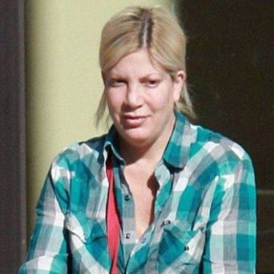 Tori Spelling: Αμακιγιάριστη και ταλαιπωρημένη έβγαλε βόλτα τα παιδιά της