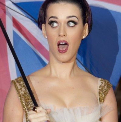 Ποιος ανάγκασε την Katy Perry να κρυφτεί κάτω από τραπέζι εστιατορίου;