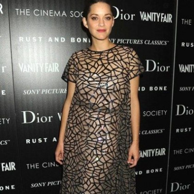 H Marion Cotillard σε ρόλο σχεδιάστριας