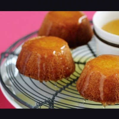 Υπέροχα muffins με ζεστό σιρόπι πορτοκαλιού