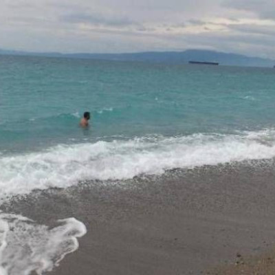 Ποιος παρουσιαστής κάνει μπάνιο στην θάλασσα;