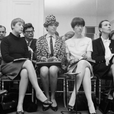 Αναγνωρίζετε την κομψή κυρία με τα λεοπάρ στο front row του οίκου Chanel;