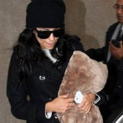 Eva Longoria: Με το γούνινο μαξιλαράκι της στο αεροπλάνο