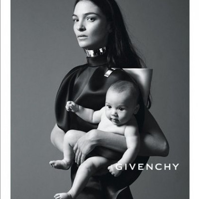 H Mariacarla Boscono και το παιδί της πρωταγωνιστούν στην νέα καμπάνια Givenchy