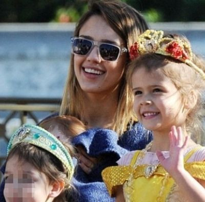 Jessica Alba: Στη Disneyland με τις κόρες της