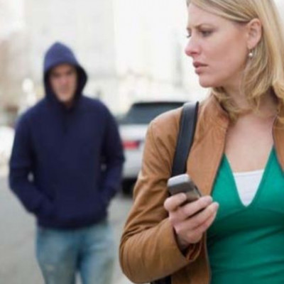 Aσχολείται μαζί μου και μιλά για μένα αλλά δεν έχει κάνει ποτέ κίνηση να με πλησιάσει!