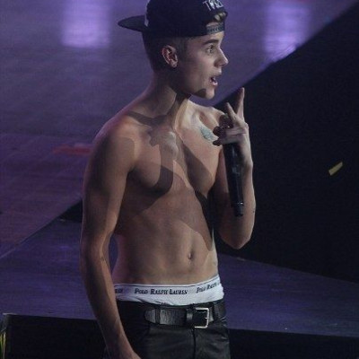 Γιατί γδύνεται στη σκηνή ο Justin Bieber;