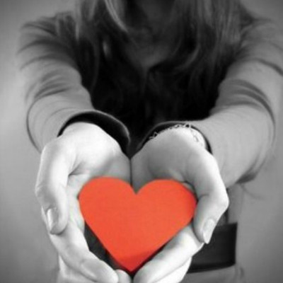 Μου αρέσει ένα παιδί από τη σχολή αλλά δεν ξέρω πώς να τον προσεγγίσω. Πρόσφατα έμαθα πως έχει κοπέλα, αλλά εξακολουθώ να τον θέλω. Τί να κάνω;