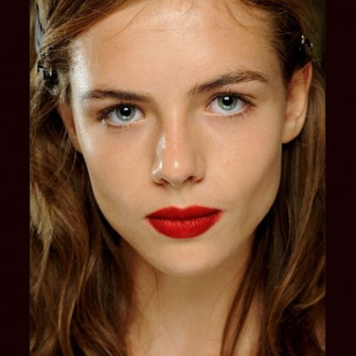Backstage beauty: φλογερά κόκκινα χείλη στο show Burberry Prorsum