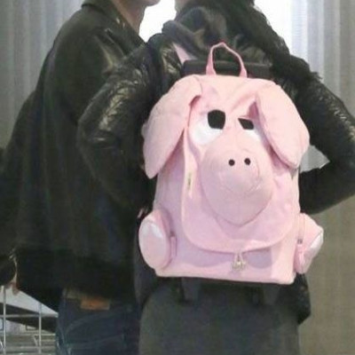 Ποια σταρ κυκλοφορεί με αυτή την τσάντα;