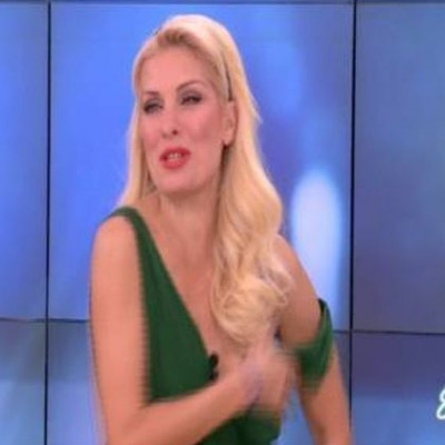 Ελένη Μενεγάκη: Δείτε το σέξι ατύχημά της! Στο παρά πέντε γλύτωσε την «αποκάλυψη»!