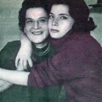 Δείτε την Τζένη Καρέζη, τον Δημήτρη Χορν, τον Χατζιδάκι και άλλους σταρ με τις μητέρες τους!