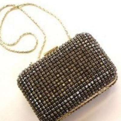 Έξι clutches για βραδινές εμφανίσεις που δεν θα θέλετε να αποχωριστείτε