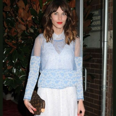 Αντιγράψτε το look: τα girly waves της Alexa Chung