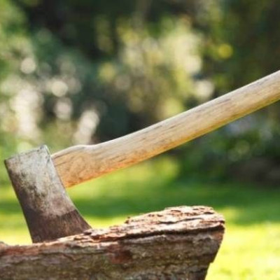 Σοκ: Σκότωσε τη μητέρα του με τσεκούρι γιατί του έκανε «μάγια»