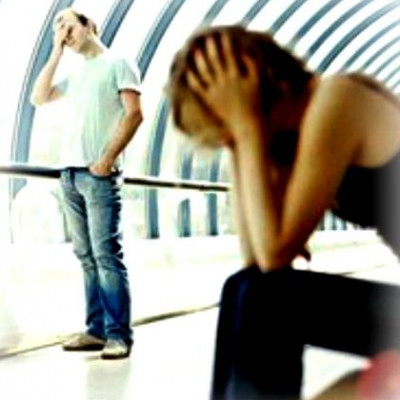 Στην αρχή ήταν απόμακρος αλλά τώρα είναι ερωτευμένος και φουλ ζηλιάρης. Τόσο που δεν τον αντέχω. Έχω απελπιστεί, τι να κάνω;