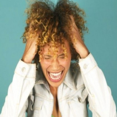 Με πιέζει πολύ να αλλάξω και καταλήγω να σκέφτομαι άλλον!