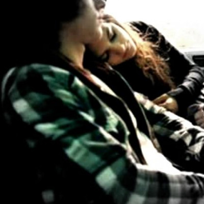 Εδώ και λίγο καιρό μου αρέσει ένας φίλος του αδερφού μου. Βγαίνουμε και να μιλάμε πολύ, αλλά δεν κάνει την παραπάνω κίνηση. Πώς να το χειριστώ;