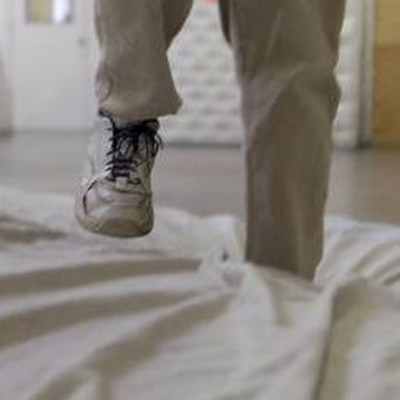 Απίστευτο! Παίρνει 3.000 δολ. για να δοκιμάζει στρώματα!