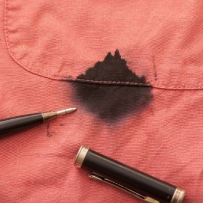 Πώς να απομακρύνετε από τα ρούχα σας λεκέδες από μελάνι