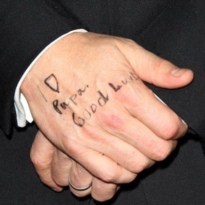 Ποιος star εμφανίστηκε σε βραβεία με... ζωγραφιές στο χέρι;