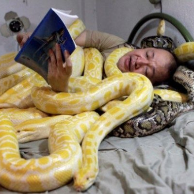 Φιλιππινέζος κοιμάται αγκαλιά με πύθωνες για να γιορτάσει τη Χρονιά του Φιδιού!