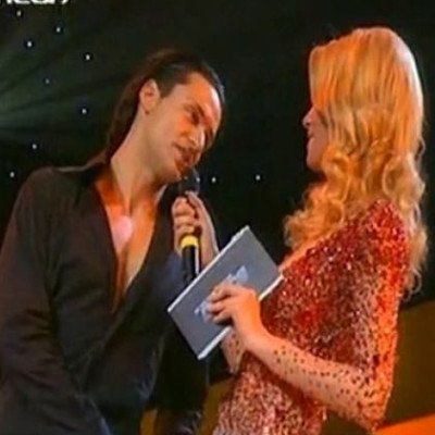 Σας θυμίζει κάτι ο νεαρός δίπλα στην Βίκυ Καγιά;