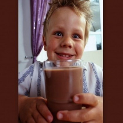 Είναι το σοκολατούχο γάλα το ίδιο θρεπτικό με το λευκό για τα παιδιά;