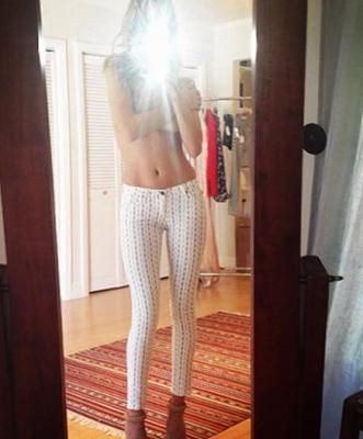 Ποιο supermodel και ηθοποιός ανέβασε τόπλες φωτό για να μας δείξει... το παντελόνι της;