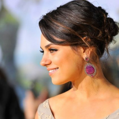 Βήμα- βήμα: Το glam σινιόν της Mila Kunis