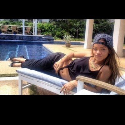 Rihanna: Μετά το μπουκάλι που της πέταξαν, χαλαρώνει στην πισίνα!