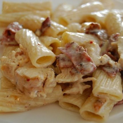 Λαχταριστές, κρεμώδεις πένες με κοτόπουλο και μπέικον
