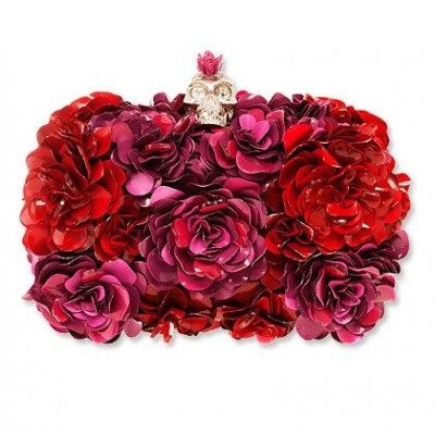 To λουλουδένιο clutch του οίκου Alexander McQueen