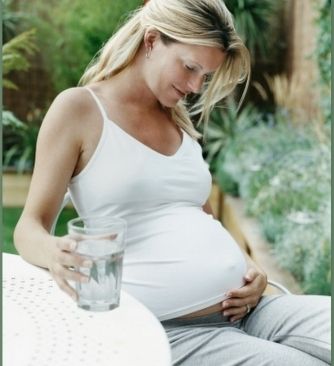 Γιατί πρέπει να καταναλώνουμε πολλά υγρά κατά τη διάρκεια της εγκυμοσύνης μας;
