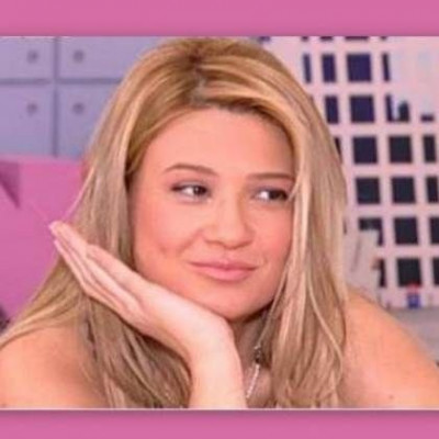 Δείτε την Φαίη Σκορδά άβαφη στον καναπέ της με άντρα… Και δεν είναι ο Γιώργος Λιάγκας!