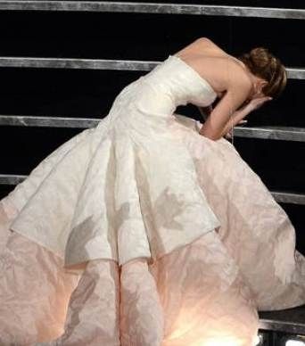 Όσκαρ 2013: Η άτυχη νικήτρια! Πήγε να παραλάβει το βραβείο της και έπεσε