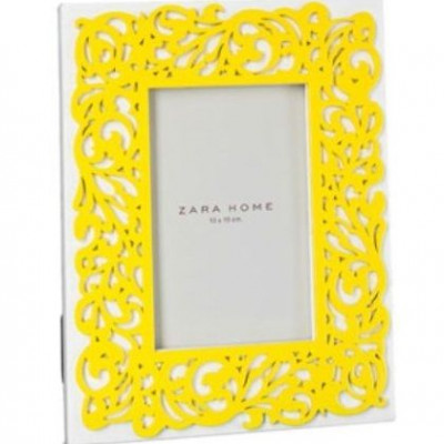 Την κίτρινη κορνίζα από τη συλλογή των Zara Home