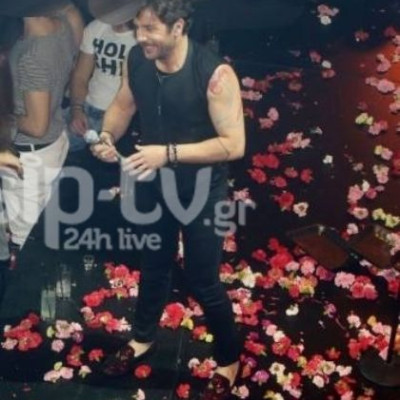 Τα παπούτσια… Spiderman του «Μαζώ» και η επώνυμη κυρία που χορεύει μαζί του