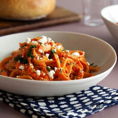 Φετουτσίνι με σάλτσα κόκκινης πιπεριάς και φέτας