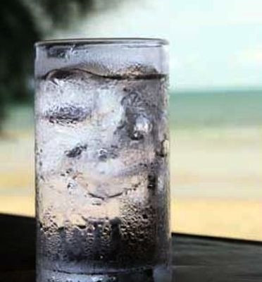 Νερό με παγάκια: Ένας ανέλπιστος βοηθός στο αδυνάτισμα