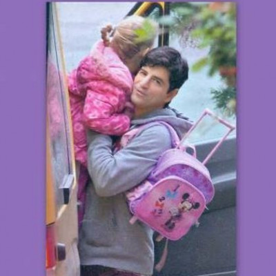 Σάκης Ρουβάς: Με την τσάντα Μίνι Μάους και την… Αναστασία!