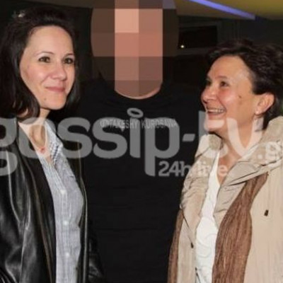 Γνωστός πρωταγωνιστής ποζάρει με την αδελφή και τη μητέρα του