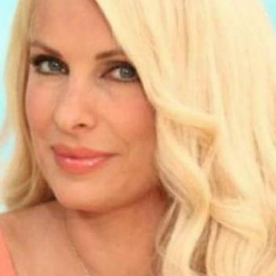 Eλένη Μενεγάκη: Δείτε την με ροζ καπέλο να μαζεύει… χόρτα!