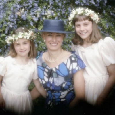 Mπορείτε να αναγνωρίσετε τα (μετέπειτα διάσημα) παρανυφάκια της φωτογραφίας;