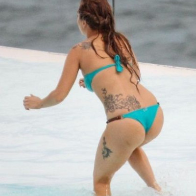 Η Lady Gaga με στρινγκ στην πισίνα, χωρίς ρετούς