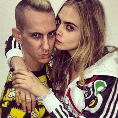 Jeremy Scott: Ο εκκεντρικός σχεδιαστής για την fashion industry, την συνεργασία του με την Adidas και τις μούσες του