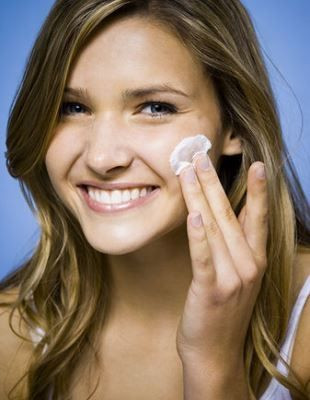 Σου τελείωσε το γαλάκτωμα καθαρισμού; Σου βρήκαμε 2 απλές συνταγές για να το φτιάξεις μόνη σου!