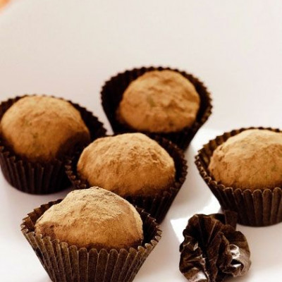 Σοκολατένια τρουφάκια με ουίσκι, κάρδαμο και τσίλι