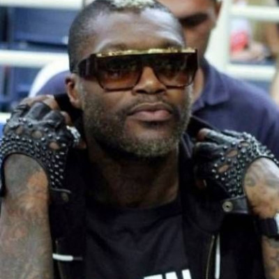 Ο Djibril Cisse ημίγυμνος φτιάχνει κρέπες στην κουζίνα του σπιτιού του (φωτό)